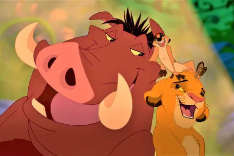 Pumba, Timon i Simba cieszą się życiem, śpiewając "hakuna matata tekst po polsku".