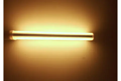 Lámpara tubular encendida, emitiendo luz cálida. ¿Será la diferencia entre g24d-2 y g24d-3?