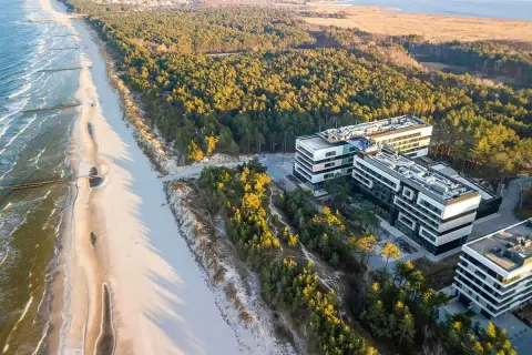 Nowoczesny hotel w lesie, tuż przy piaszczystej plaży i morzu. Idealne miejsce na wypoczynek.