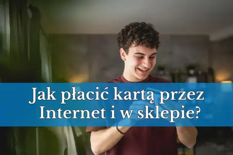 Młody mężczyzna uśmiecha się, trzymając telefon. Tekst na zdjęciu pyta, czy kartą debetową można płacić w internecie i w sklepie.
