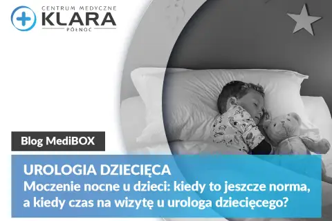 Chłopiec śpi w łóżku z pluszowym misiem.