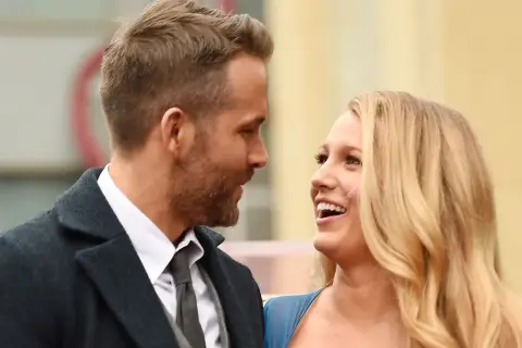 Ryan Reynolds i Blake Lively, rodzice trójki dzieci, patrzą na siebie z uśmiechem.