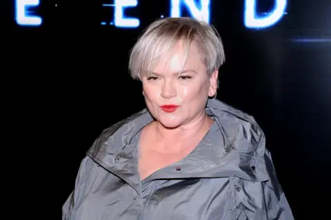 Katarzyna Figura, wiek nie gra roli, gdy ma się taki styl. Aktorka w szarej kurtce i z mocnym makijażem.
