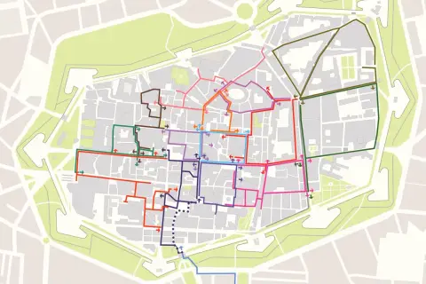 Plan de circulation coloré dans le centre historique de Lucca, indiquant les sens uniques et les itinéraires piétons.