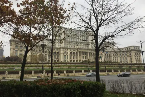 Imponujący Pałac Parlamentu, symbol stolicy Rumunii, Bukaresztu, na tle jesiennego nieba.