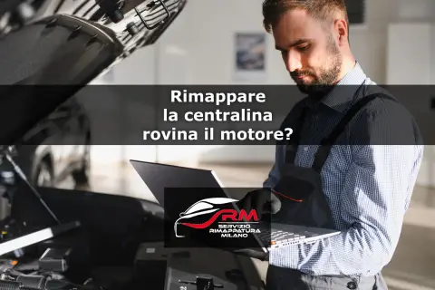 Meccanico con laptop esamina il motore. La rimappatura della centralina rovina il motore? Chiediti se vale il rischio.