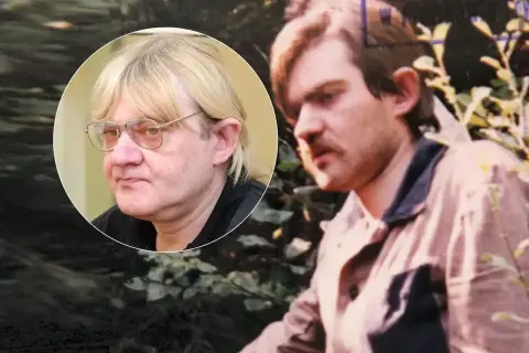 Dwóch mężczyzn. Na pierwszym planie młodszy, w jasnej koszuli. W okręgu widać twarz starszego, w okularach. Czy to żona Trynkiewicza?