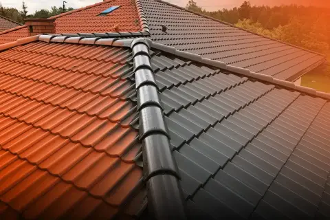 Malowanie dachów cena za m2. Połowa dachu pomarańczowa, połowa ciemnoszara. Widać wyraźną granicę między kolorami.