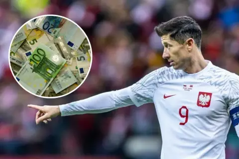 Piłkarz w białej koszulce reprezentacji Polski z numerem 9, wskazujący palcem na stos banknotów euro. Ile zarabia piłkarz w 4 lidze?