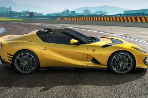 Żółty kabriolet Ferrari 812 Competizione na torze wyścigowym, gotowy do jazdy.