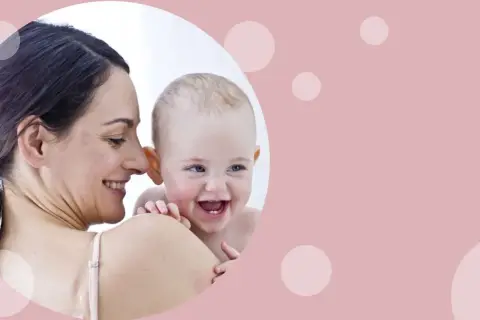 Uśmiechnięta mama tuli radosnego niemowlaka. Od kiedy oliwki dla niemowlaka? Pielęgnacja delikatnej skóry maluszka.