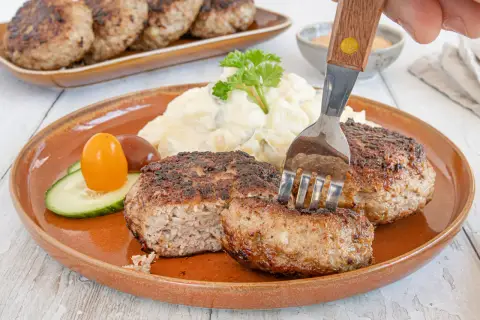 Beefsteak nach Omas Rezept: saftige Frikadellen mit Kartoffelsalat und Gurke, ein Klassiker, der immer schmeckt.