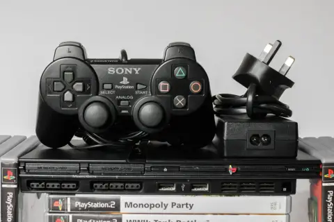 Konsola PlayStation 2 z kontrolerem i grami, idealna do uruchomienia jako ps2 emulator android.