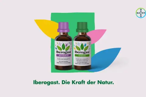 Zwei Iberogast Flaschen, Advance und Classic, stehen für die Iberogast Einnahme. Sie sind von bunten Blättern umgeben.