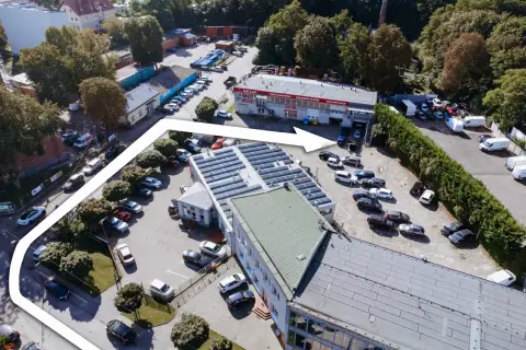 Widok z lotu ptaka na teren firmy Elektromatic Krawczyk Michał, z parkingiem pełnym samochodów i budynkami.