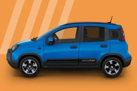 Un'auto blu, una panda a gas, con dettagli neri e scritta "pandina" gialla sul fianco, su sfondo arancione a righe.