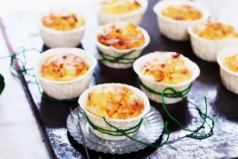 Små, gyllene potatis i muffinsform, bundna med grönt garn. En härlig liten rätt som passar perfekt till helgen.