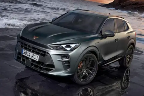 Nowy Cupra Terramar, SUV o sportowym designie, prezentuje swoje imponujące wymiary na tle falującego morza.
