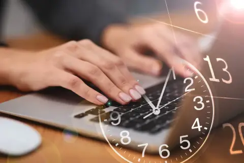 Dłonie piszą na klawiaturze laptopa, a nad nimi unosi się zegar. Czas płynie, a rok 1551 znaczenie ma dla historii.