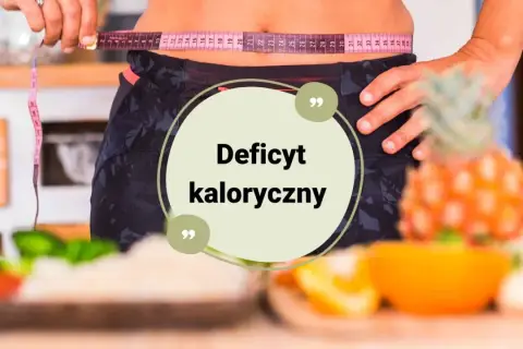 Kobieta mierzy talię centymetrem, symbolizując osiągnięcie celu dzięki deficytowi kalorycznemu. Na pierwszym planie owoce i warzywa.