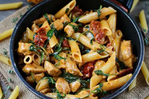 Penne z kurczakiem, szpinakiem i suszonymi pomidorami w kremowym sosie. Pyszne danie, które zachwyci każdego miłośnika makaronu.