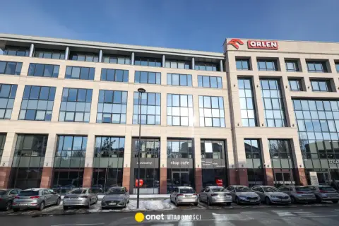 Nowoczesny budynek Orlen z parkingiem. Inwestycja 900 zł w rozwój firmy.