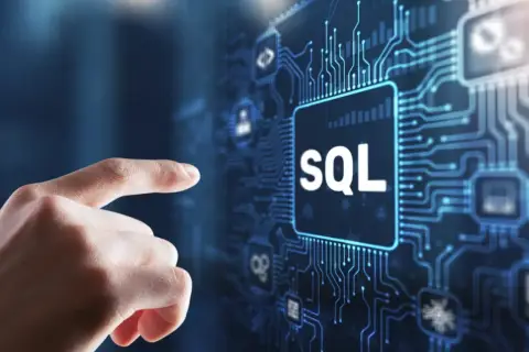 Palec wskazuje na ekran z napisem SQL, symbolizując dostęp do danych.
