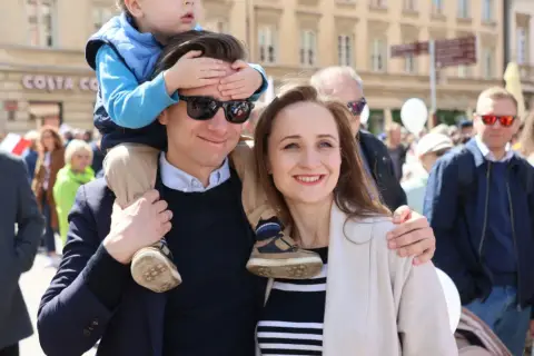 Kto z otoczenia Krzysztofa Bosaka odpowiada za jego wizerunek mężnego stanu? Rodzina i ludzie w tłumie tworzą jego obraz.