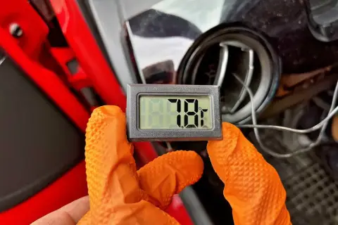 Termometr pokazuje 7.8°C przy samodzielnym nabijaniu klimatyzacji. Pomiar temperatury z nawiewu.