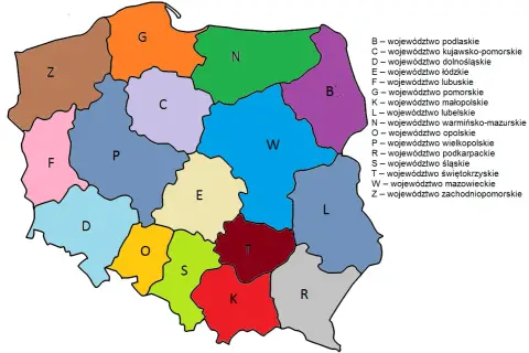 Mapa Polski z zaznaczonymi województwami, każde oznaczone literą i kolorem. Zapisana jako zwa rejestracja.