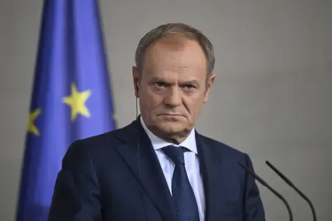 Donald Tusk w garniturze, na tle flagi UE. Czy Donald Tusk faktycznie zamierza wprowadzić stan wyjątkowy w związku z sytuacją w Izraelu?