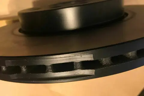 Nahaufnahme einer belüfteten TRW Bremsscheibe. Gute Erfahrung mit TRW Bremsbelägen und Scheiben.