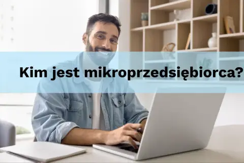 Uśmiechnięty mężczyzna pracuje przy laptopie. Kim jest mikroprzedsiębiorca? To pytanie widoczne na ekranie.