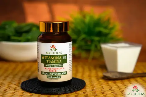 Butelka suplementu "Witamina B1 Tiamina" od My Herbs, wspierająca układ nerwowy i serce. Obok miseczka z jogurtem i łyżka.