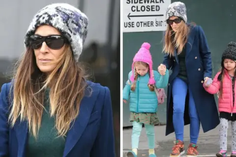Sarah Jessica Parker z dziećmi, w zimowych czapkach i kurtkach, spaceruje po mieście.