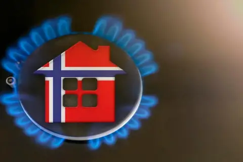 Symbol domu z flagą Norwegii na palniku gazowym. Zastanawiasz się, ile kubików gazu na miesiąc zużywa norweski dom?