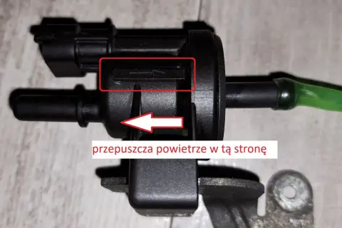 Zawór p0172 przepuszcza powietrze w tę stronę. Widać strzałkę wskazującą kierunek przepływu.