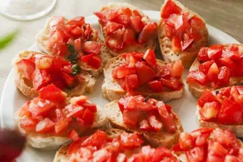 Bruschettas appétissantes, parfaites pour une recette facile. Des tranches de pain grillé garnies de tomates fraîches et d'herbes.