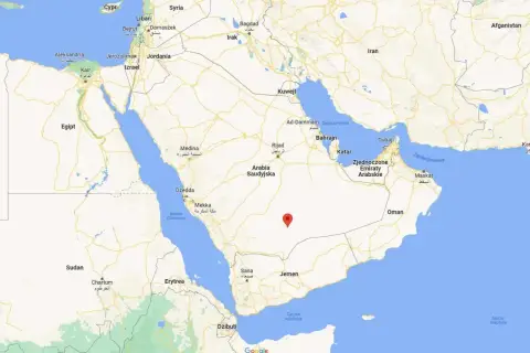 Mapa przedstawia półwysep arabski z zaznaczonym punktem w Arabii Saudyjskiej. Widoczne są Egipt, Morze Czerwone, Jemen i Zatoka Perska.