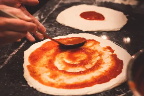 Jak przygotować sos do pizzy jak z pizzerii - proste przepisy i porady
