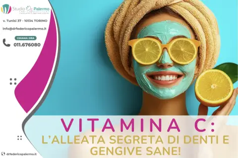 Donna con maschera viso e occhiali di limone, sorride. Vitamina C: l'alleata segreta per vitamine per rinforzare i denti e gengive sane.