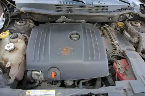 Silnik 2.0L CRD w Dodge Caliber. Widoczne zbiorniczki płynów i akumulator.