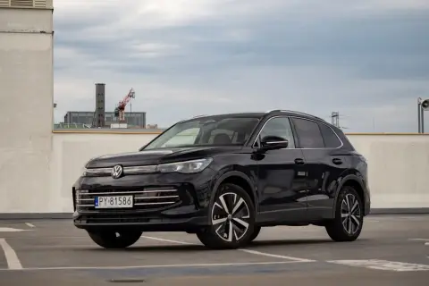 Czarny Volkswagen Tiguan na parkingu. Wiele osób szuka volkswagen tiguan opinie przed zakupem.