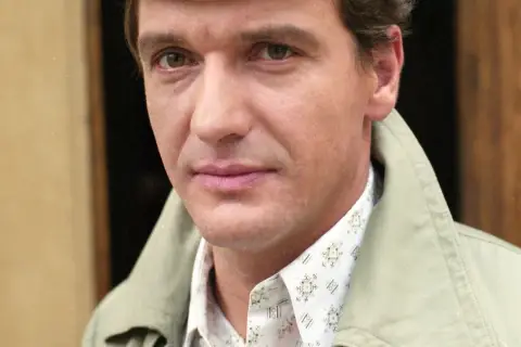 Portret mężczyzny w jasnej kurtce i wzorzystej koszuli. Wiele osób szuka informacji, jak zmarł Dariusz Siatkowski.