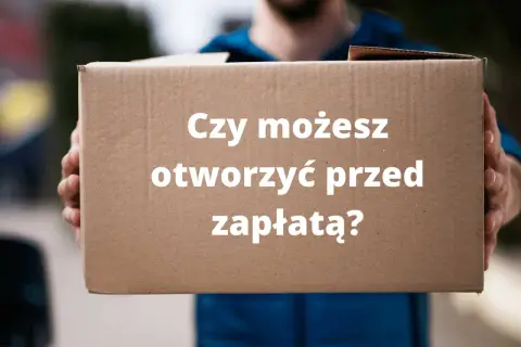 Kurier trzyma paczkę z napisem "Czy możesz otworzyć przed zapłatą?". Dyskutujemy, czy wysyłka za pobraniem jest bezpieczna.
