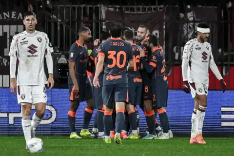Piłkarze Interu Mediolan świętują bramkę, podczas gdy zawodnicy Torino FC patrzą zrezygnowani.