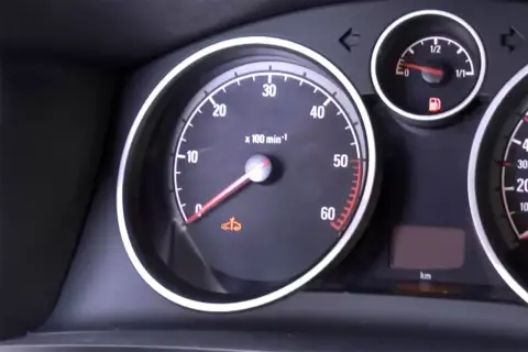 Kontrolka auto z kluczem Opel świeci się na desce rozdzielczej.