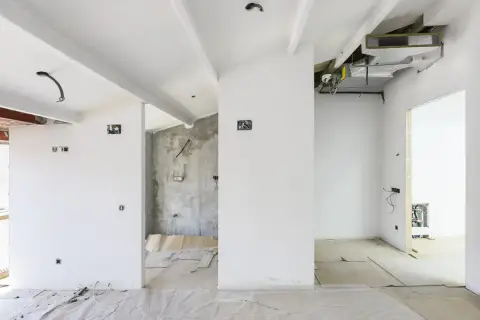 Instalación de falso techo con aire acondicionado y conductos visibles.