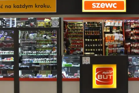 Sklep z kluczami, zegarkami i akcesoriami. Tutaj można dorobić klucz, naprawić obuwie i kupić drobne przedmioty.