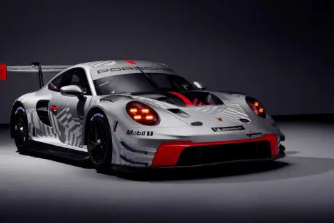 Silberner Porsche 997 GT3 Cup mit roten Akzenten und Rennsport-Grafiken, bereit für die nächste Herausforderung.